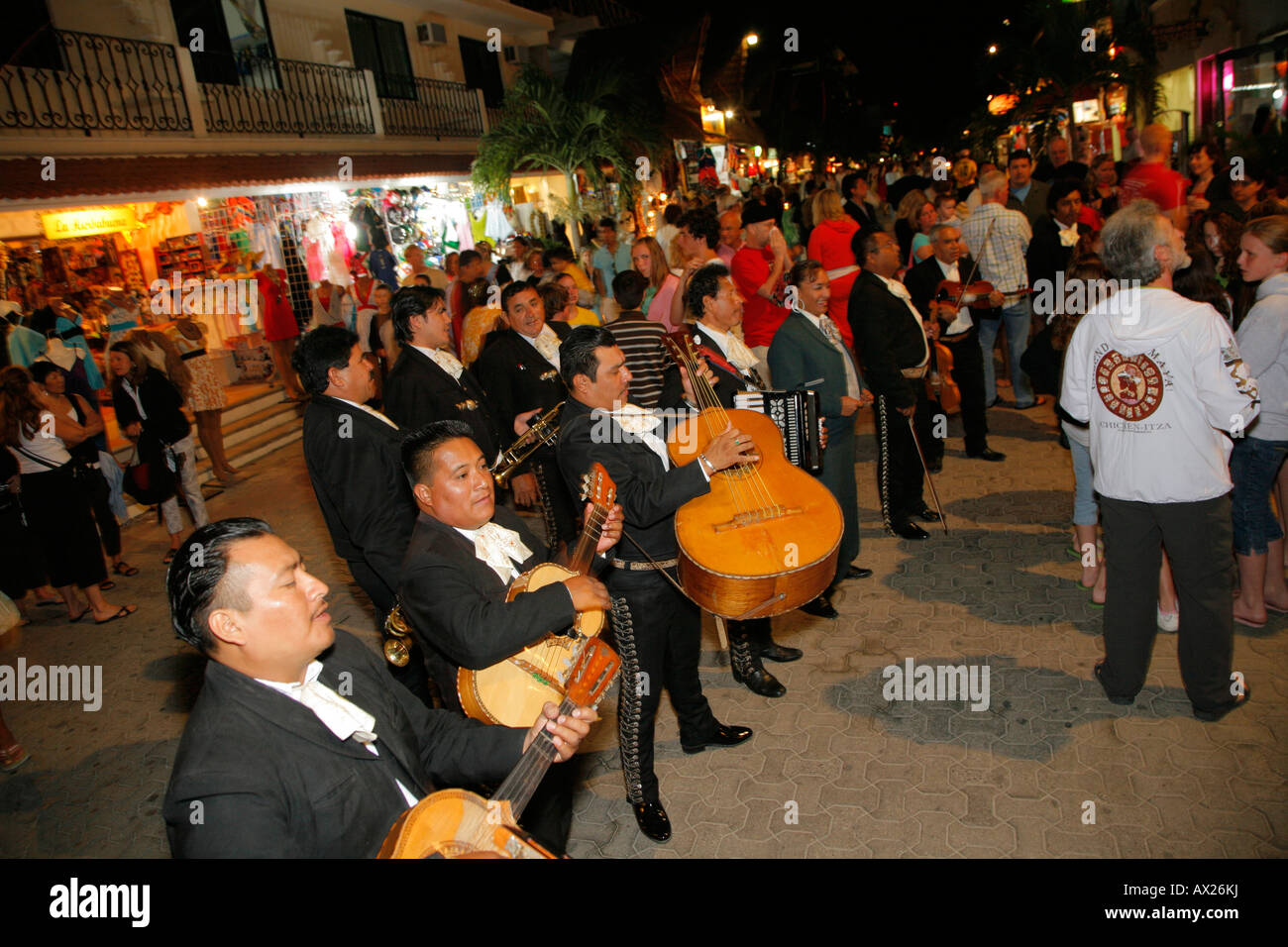 Mariachi-Band zu Fuß auf der Straße, Playa del Carmen, Mexiko Stockfoto