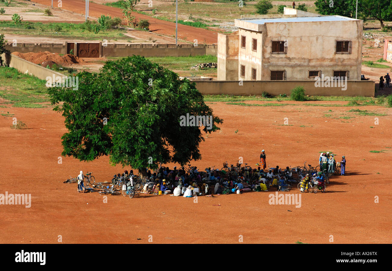 Dorfversammlung im Schatten eines Baumes, Burkina Faso, Westafrika Stockfoto