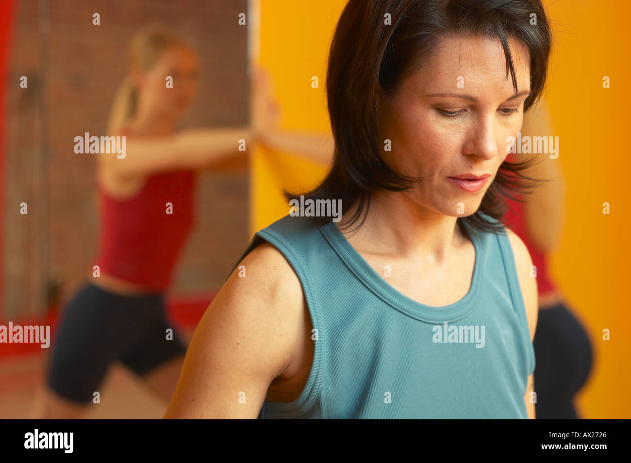 Reife Erwachsene Frau Heben von Gewichten mit Frau stretching im Hintergrund Uid 1427312 Stockfoto