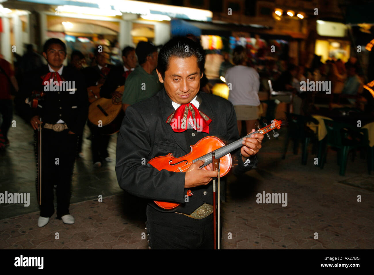 Mariachi-Band zu Fuß auf der Straße, Playa del Carmen, Mexiko Stockfoto