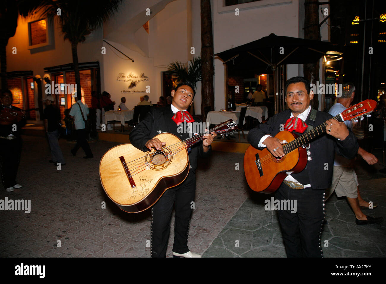 Mariachi-Band zu Fuß auf der Straße, Playa del Carmen, Mexiko Stockfoto