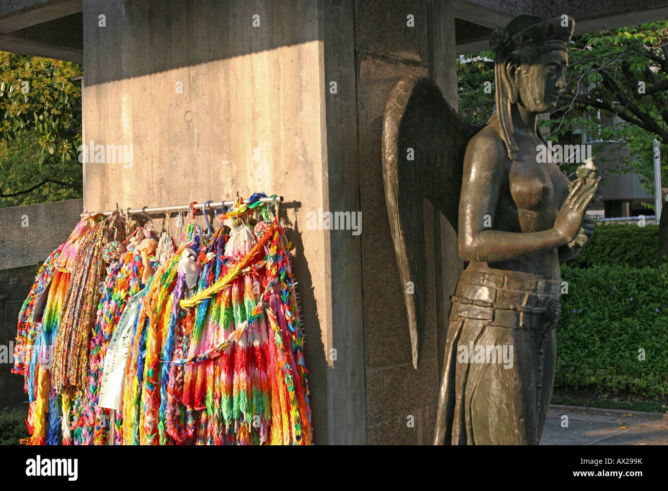 Kraniche gefaltet aus bunten Papier (Origami) auf das Kinder-Friedensdenkmal im Friedenspark Hiroshima, Japan. Stockfoto