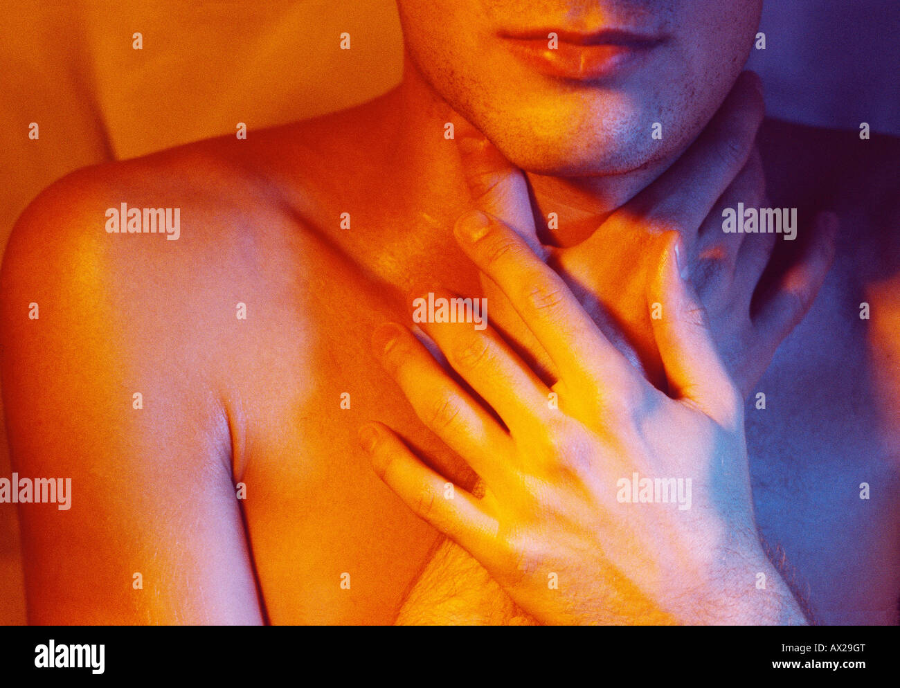 Mann mit seinen Händen an seinem Hals. Stockfoto