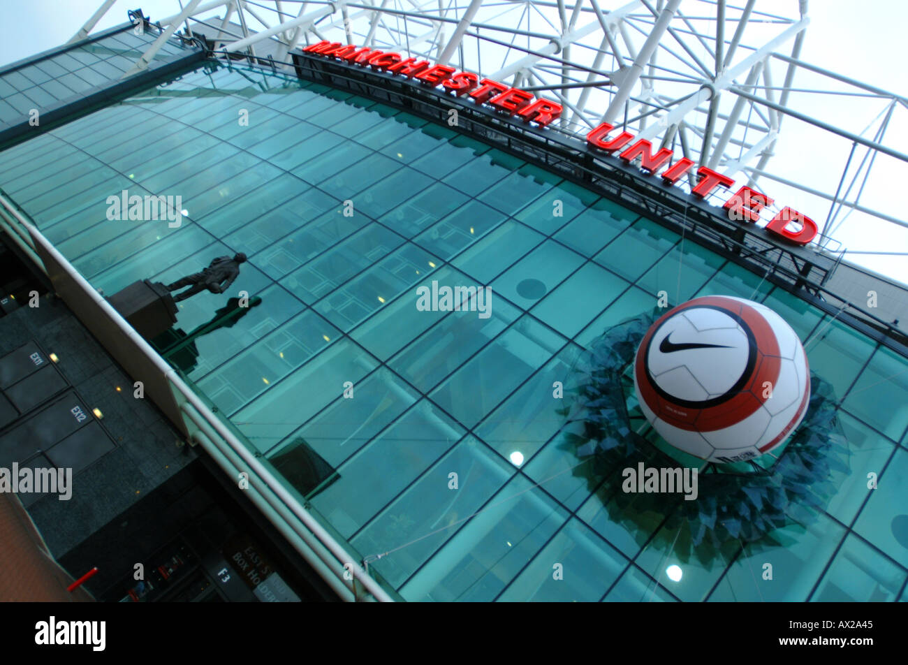 Ein riesiger Fußball dargestellt brechen Fenster am old Trafford Fußballstadion für einen Nike-Werbespot Stockfoto