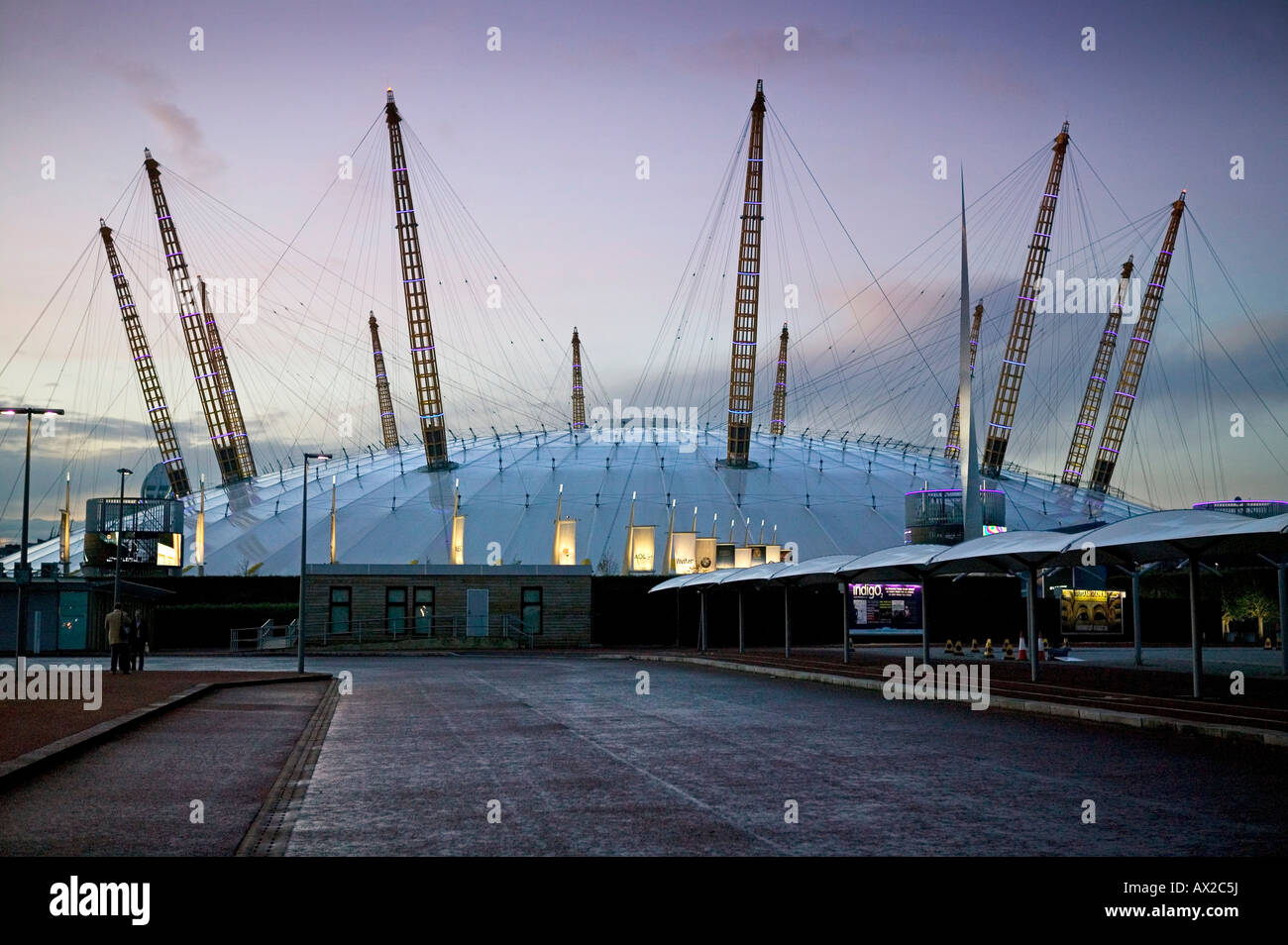 Bild des O2 Centre oder The Dome in der Dämmerung von Süden gesehen Stockfoto