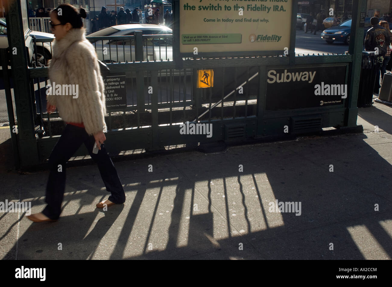 Frau geht durch u-Bahn-Eingang auf der West 23rd Street in NYC Neighborhhod von Chelsea Stockfoto