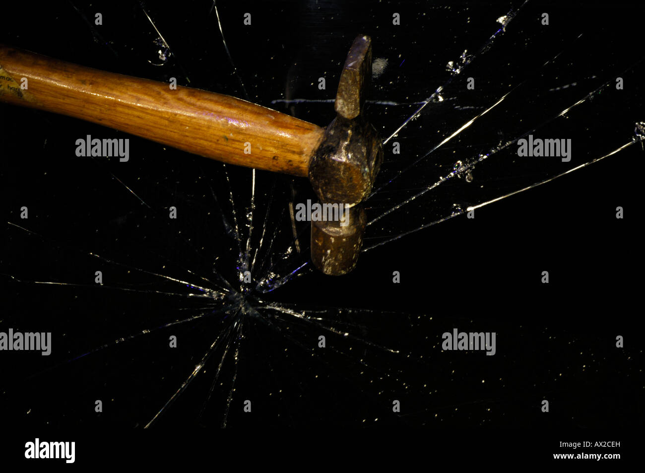 Ein Hammer Zerschlagung durch eine Glasscheibe oder Fenster zerbrechen des Glases Stockfoto