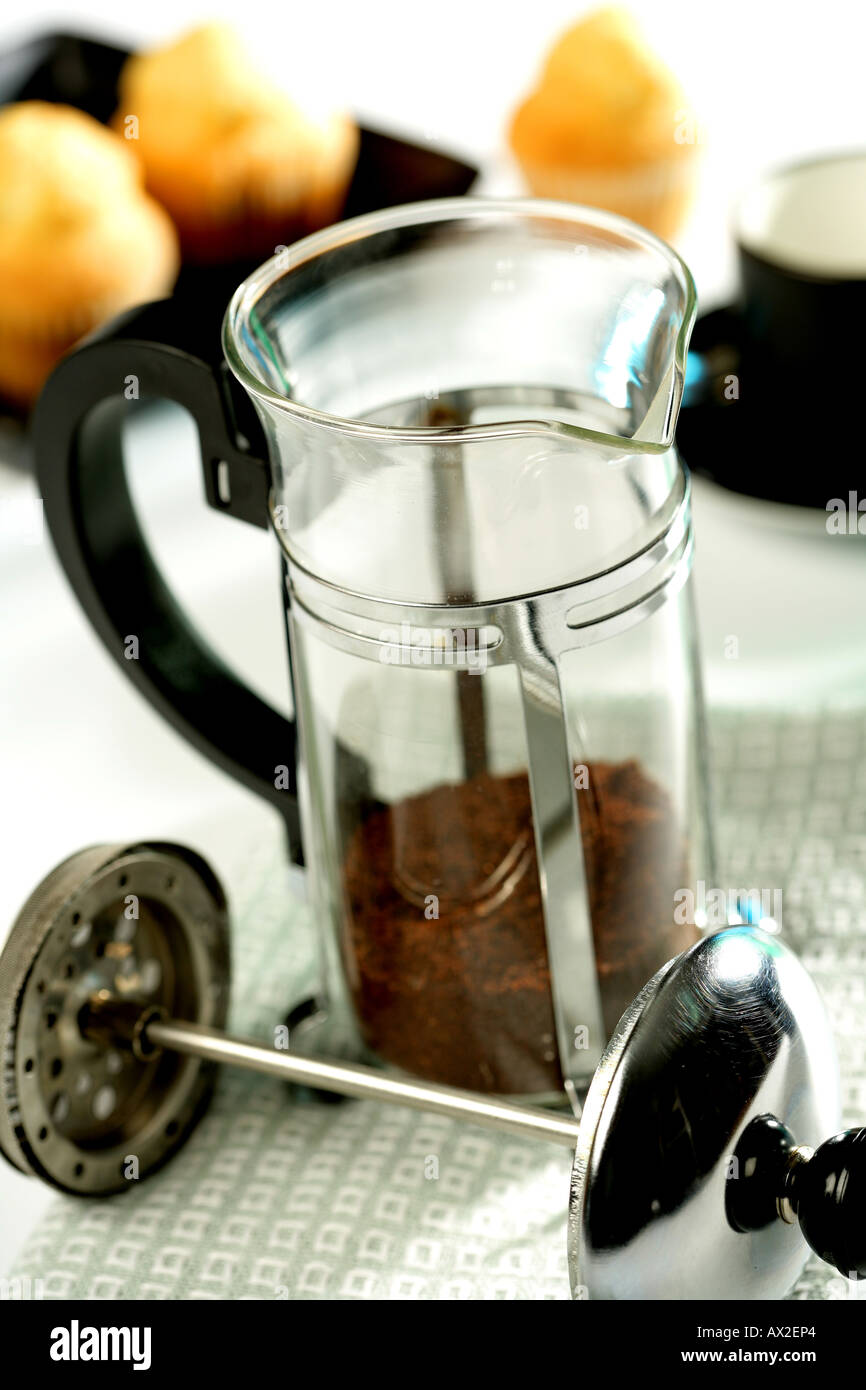 Französische Presse Kaffeemaschine mit gemahlenem Kaffee in Stockfoto