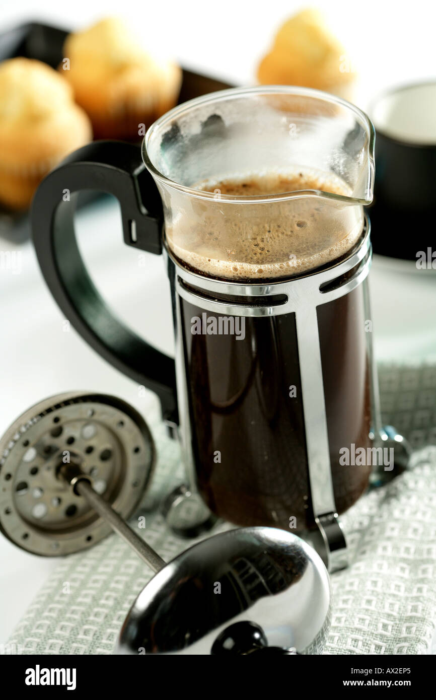 Französische Presse Kaffeemaschine mit gemahlenem Kaffee in Stockfoto