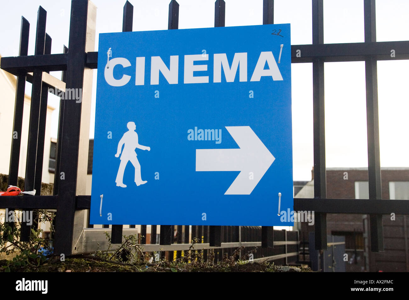 ein Schild mit Wegbeschreibung zum Kino Stockfoto