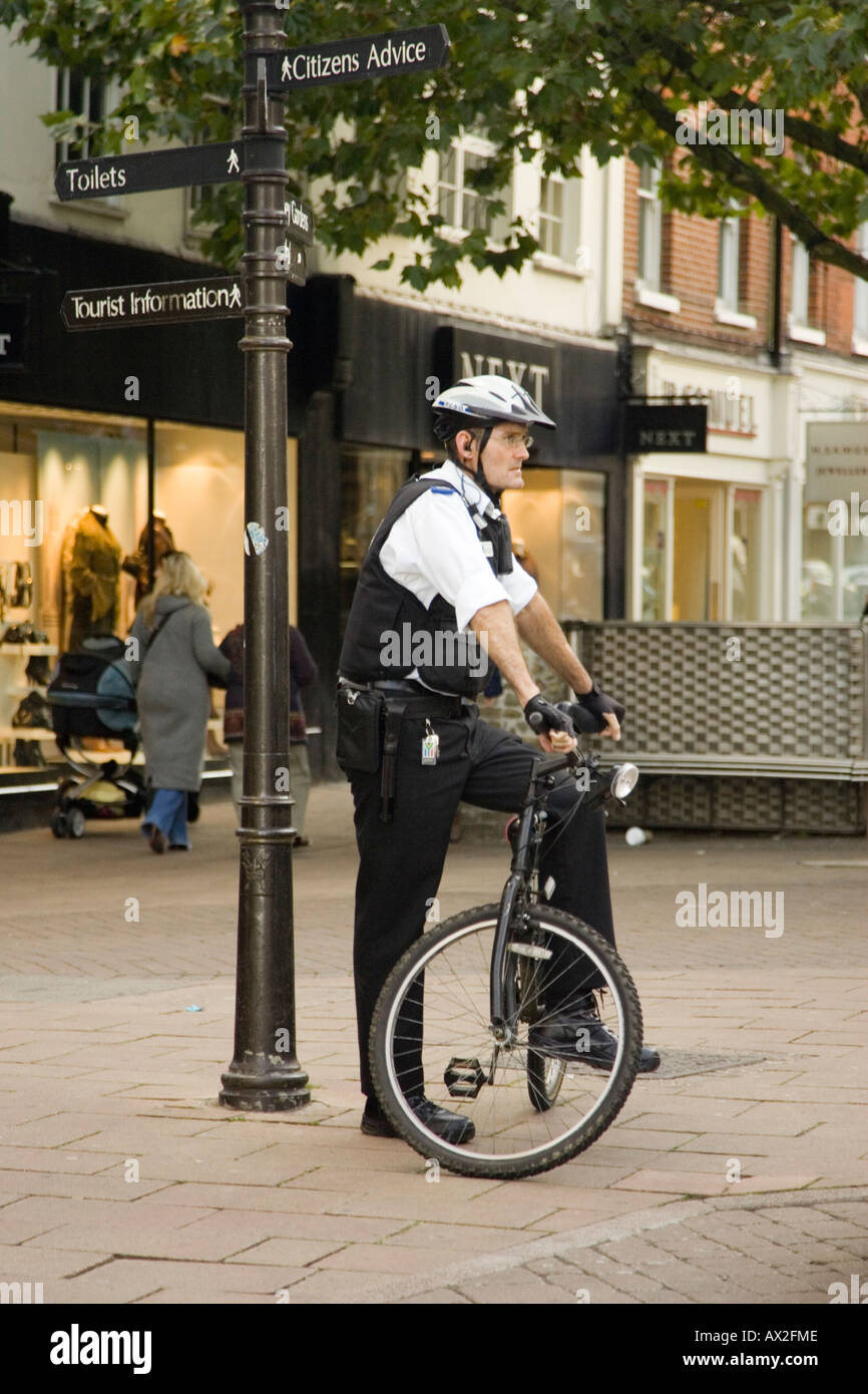 ein lokaler Polizist auf einem Fahrrad in Bury St Emunds, Suffolk, UK Stockfoto