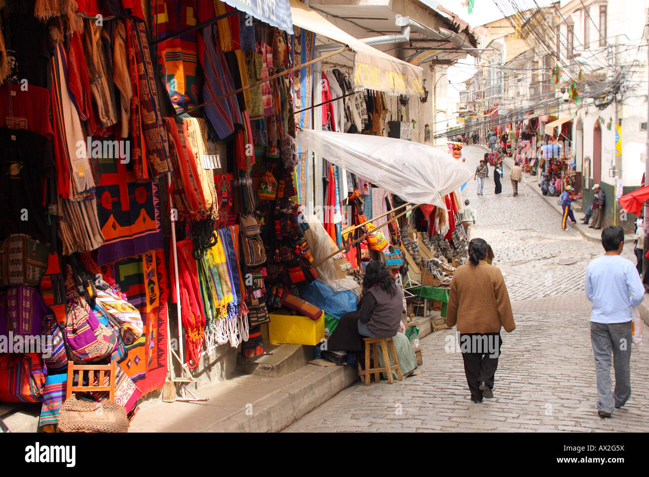 Touristen und einheimische mischen sich in der Hexen Markt shopping Viertel von La Paz, Bolivien. Stockfoto