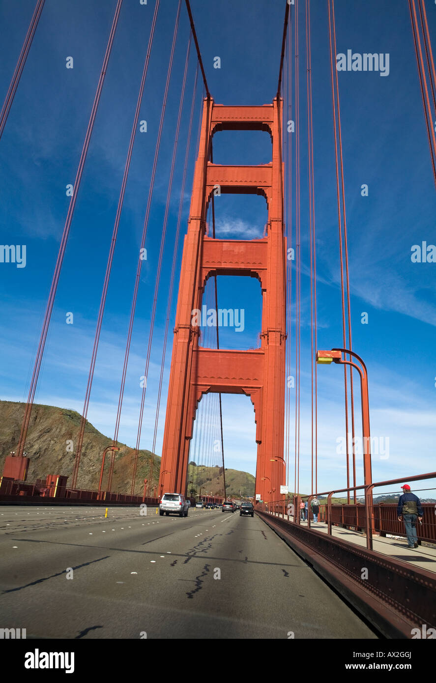 Überqueren die Golden Gate Bridge in San Francisco Kalifornien USA ging weg von der Stadt nach Marin County im Norden Stockfoto
