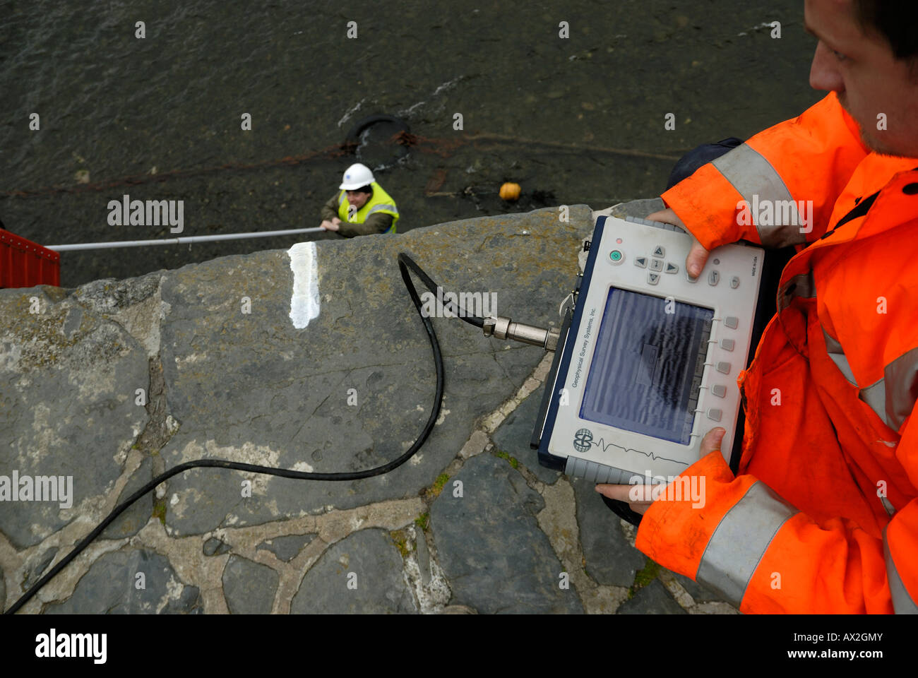 Arbeitnehmer mit Georadar um zu beurteilen, die Stärke der Aberaeron Hafen Wand, Ceredigion, Wales Stockfoto