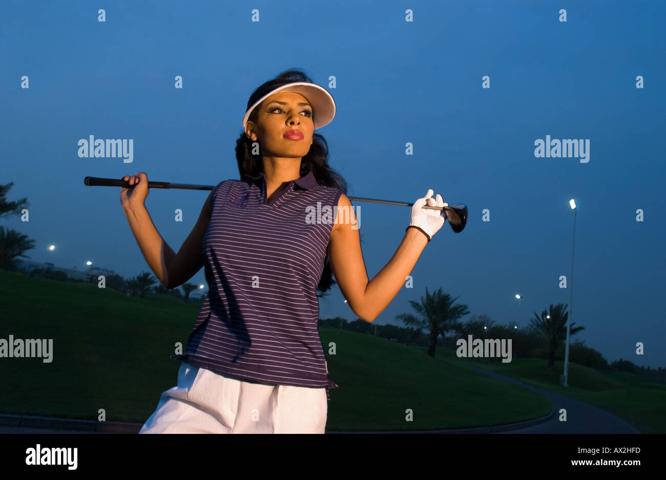 Frauen Golfspieler und Mode, Creek Golf Club, Dubai VAE. Stockfoto