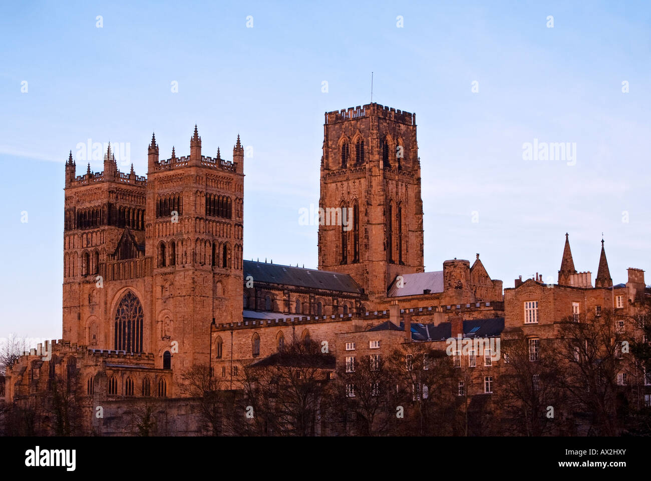 Kathedrale von Durham in einem Winter am frühen Abend Leuchten Stockfoto