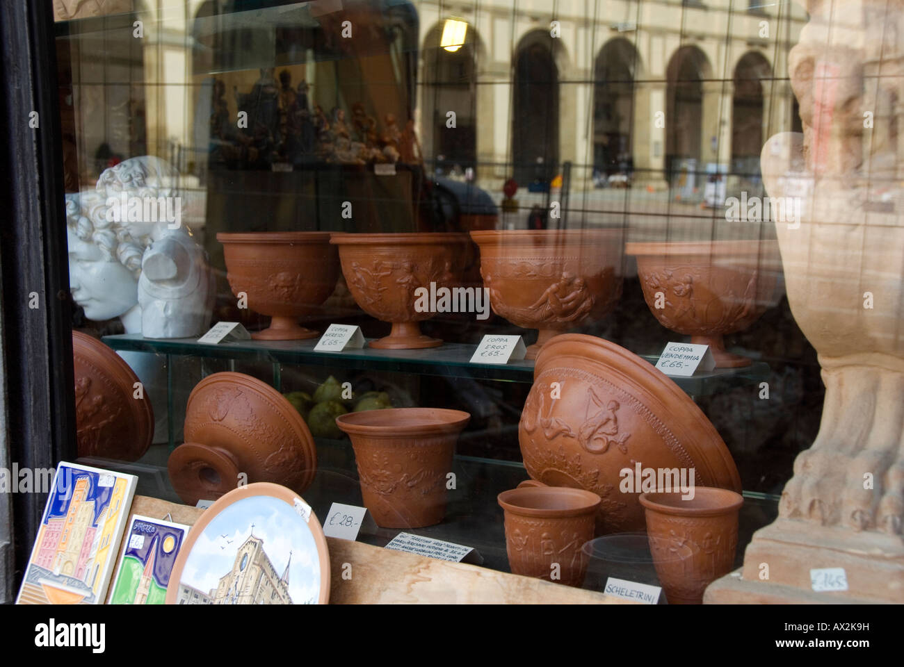 Reflexion von der Piazza Grande im Fenster Keramik Shop in Arezzo. Stockfoto