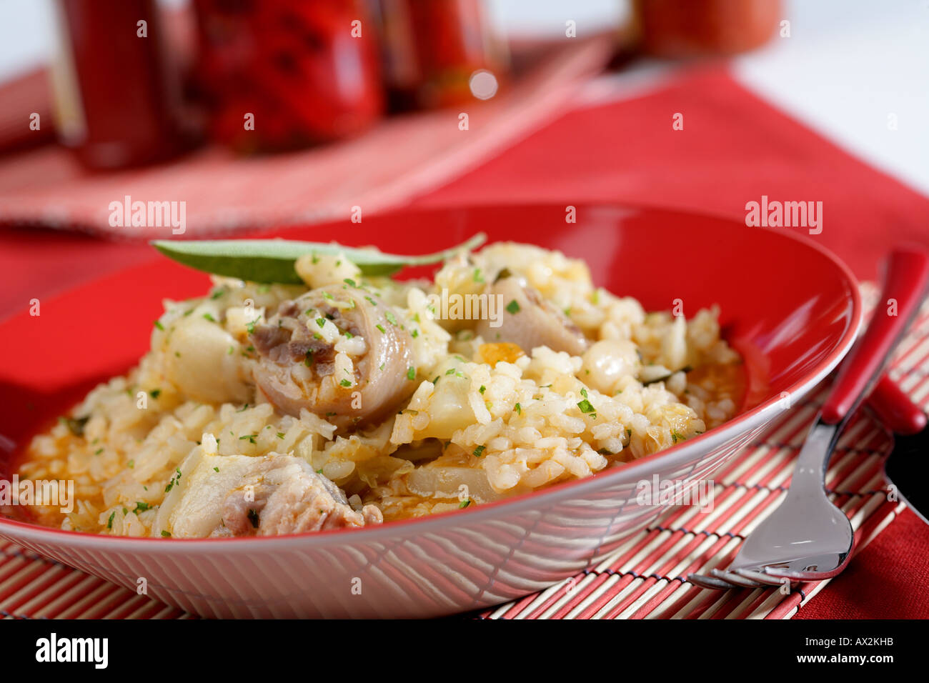 Reis mit Bohnen Kohl und Pig tail Stockfoto