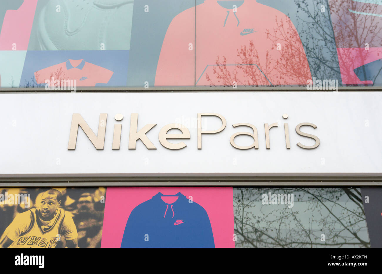 Nike Paris Zeichen bei der Nike speichern Champs Elysees in Paris Frankreich Stockfoto