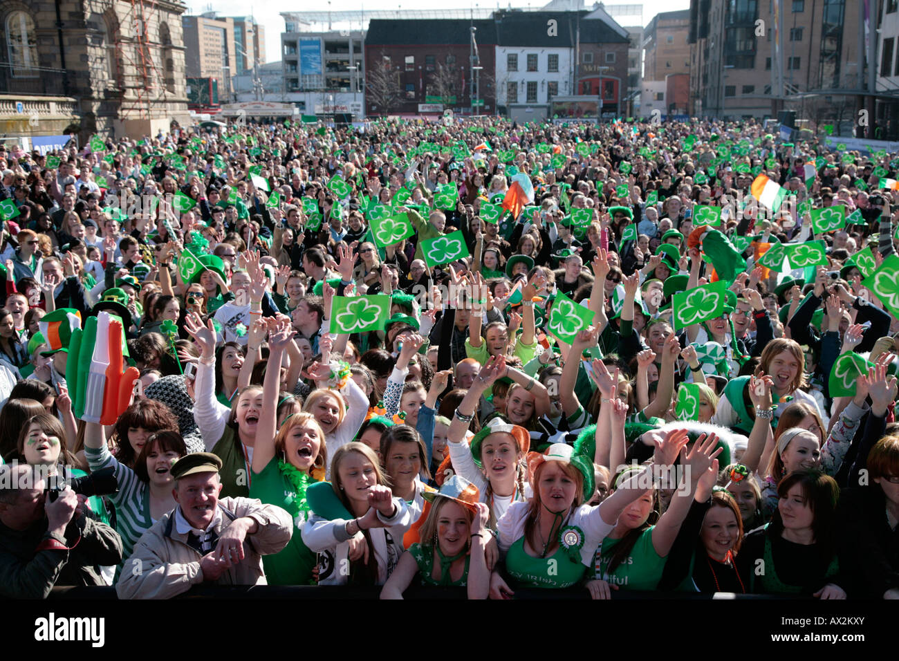 Masse der feiernden an der St. Patricks Day Konzert und Karneval in Zollhaus Quadrat Belfast Nordirland Stockfoto