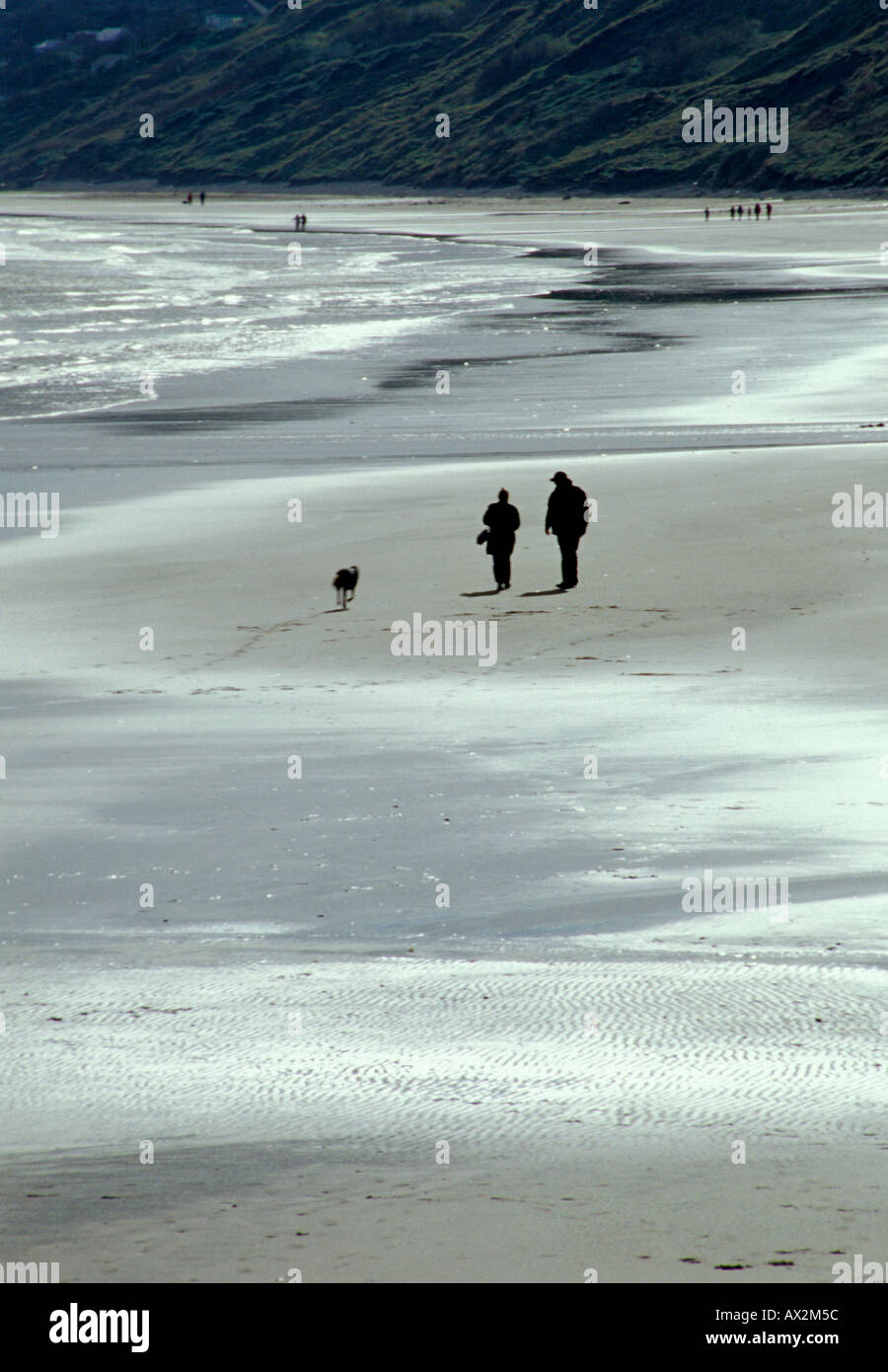 Ein Spaziergang am Strand auf einem nassen und windigen Tag Stockfoto