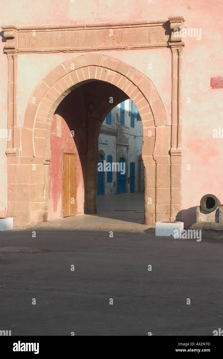 Eines der vielen Tore in der alten Medina von essaouira Stockfoto