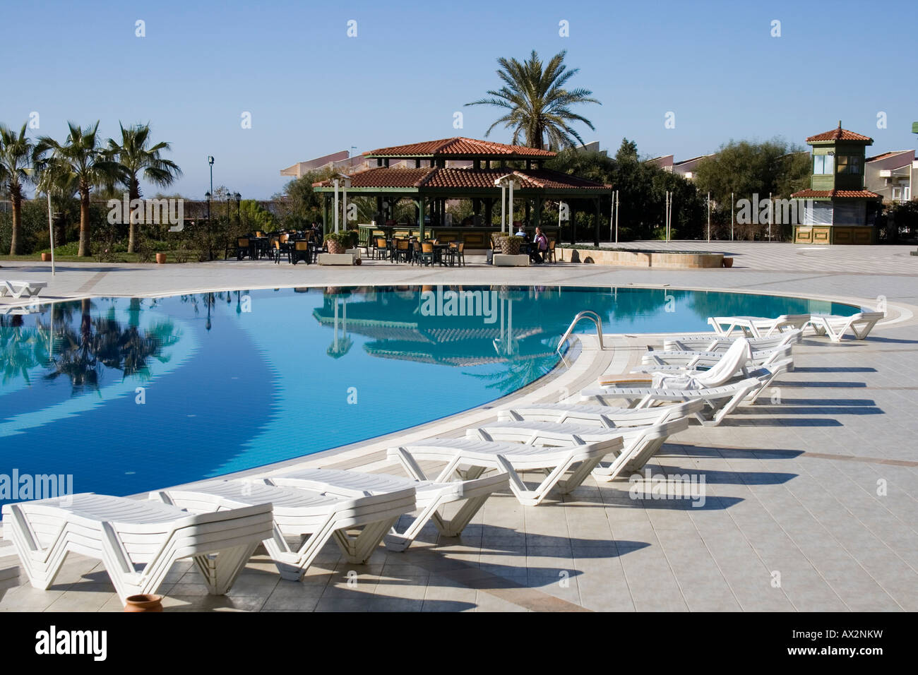 Sonnenliegen am Schwimmbad Stockfoto