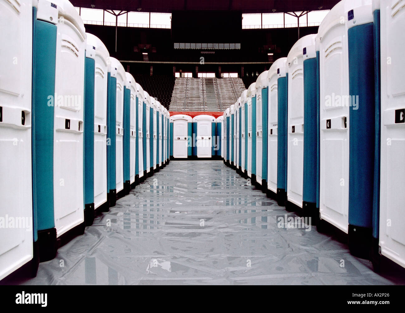 Tragbare Toiletten in einem Stadion Stockfoto