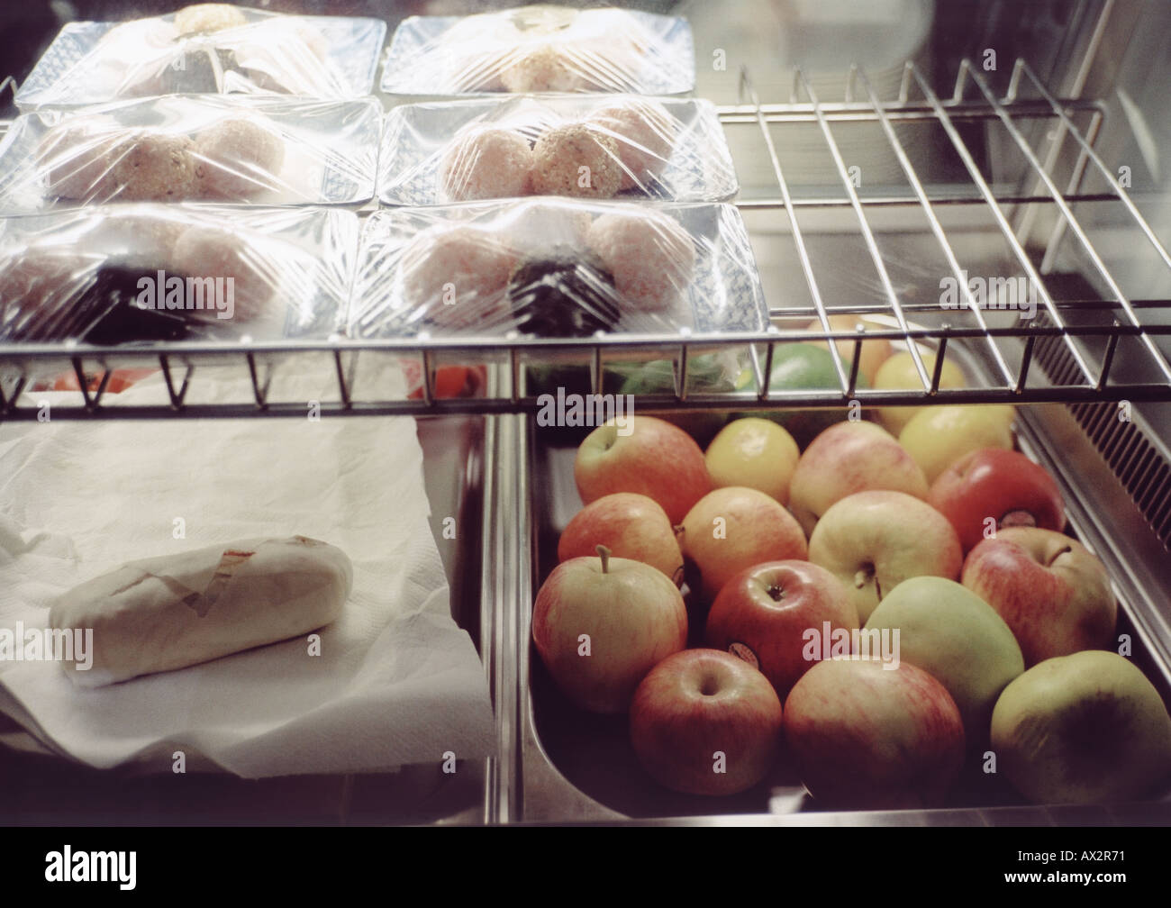 Obst und Snacks im Kühlschrank Stockfoto