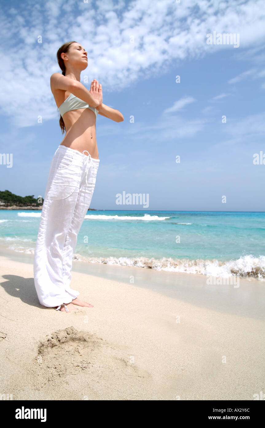 Strand Wellness junge Frau macht eine Yoga-Übung Wohlbefinden Wohlbefinden Wellness heitere Fit Fitness Vitalität Stockfoto