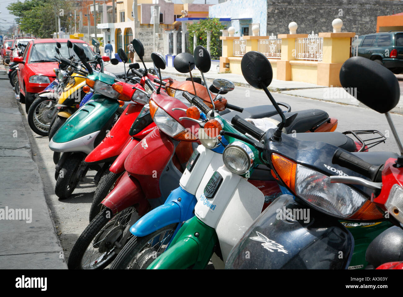 Motorroller und Autos auf einer Straße, Cozumel, Mexiko Stockfoto