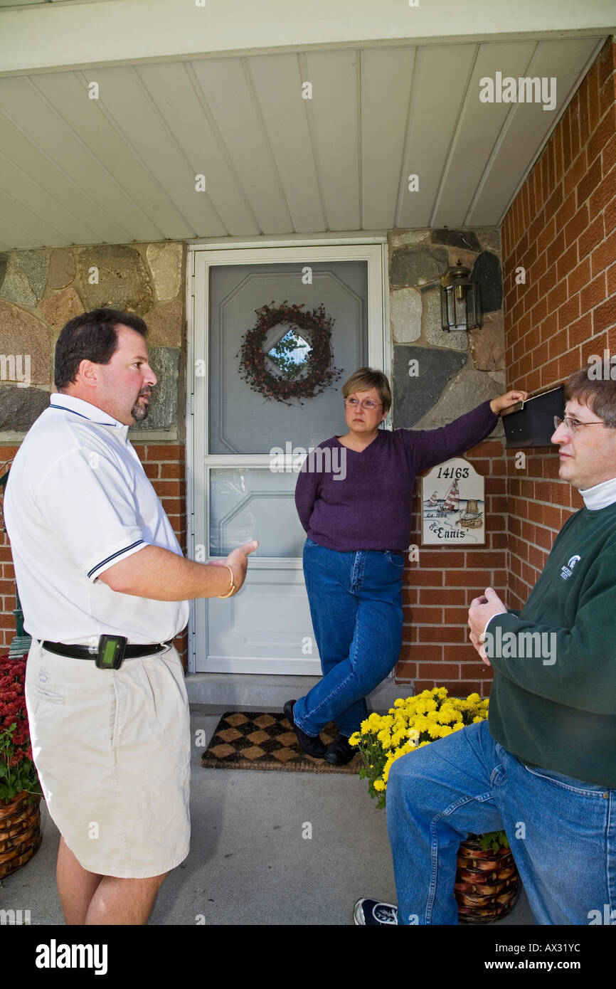 Gewerkschaftsmitglied Kampagnen gegen Recht auf Recht Arbeit von Tür zu Tür Stockfoto