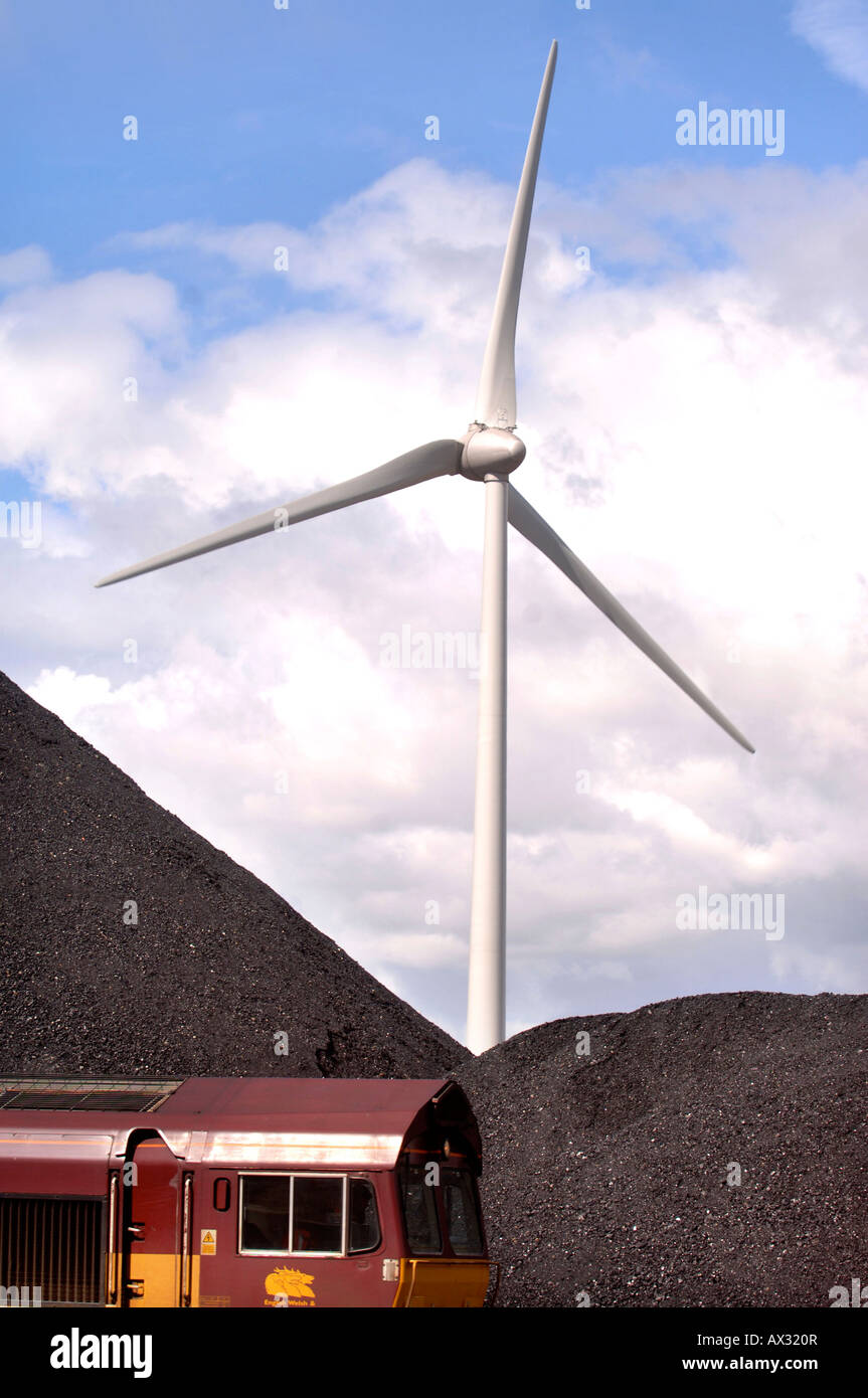 EINE WINDKRAFTANLAGE BEFINDET SICH NEBEN EINEM KOHLE-DEPOT IN AVONMOUTH HAFEN IN DER NÄHE VON BRISTOL UK 2007 Stockfoto