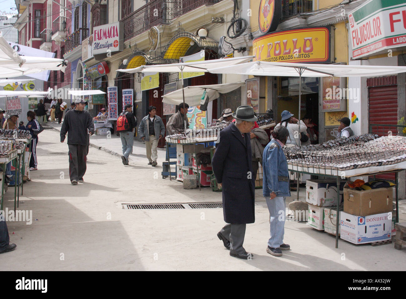 Käufer Fuß entlang der Marktstraße in der Highland Hauptstadt Boliviens, La Paz. Stockfoto