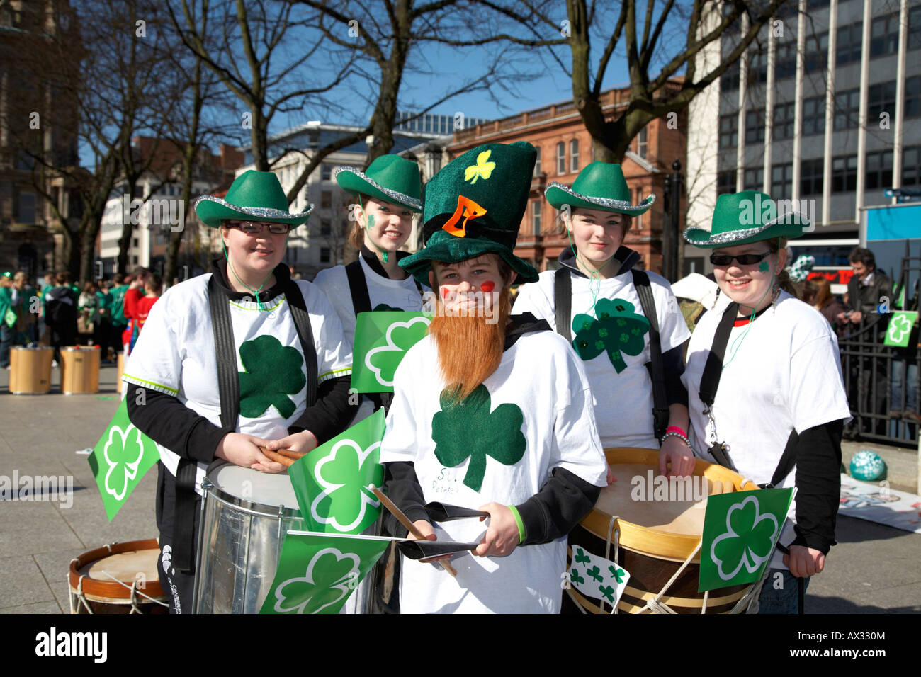 Teenager Bestandteil einer Blaskapelle Trommel warten auf die Parade und Karneval auf St Patricks Tag Belfast Nordirland Stockfoto
