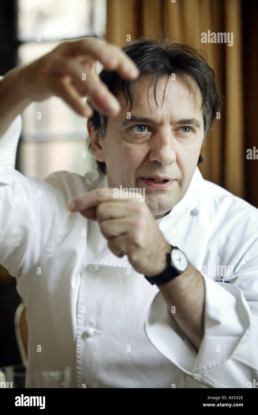 Der Küchenchef Raymond Blanc in seinem Restaurant im Le Manoir Aux Quat Saisons in Great Milton Oxfordshire UK April 2004 Stockfoto