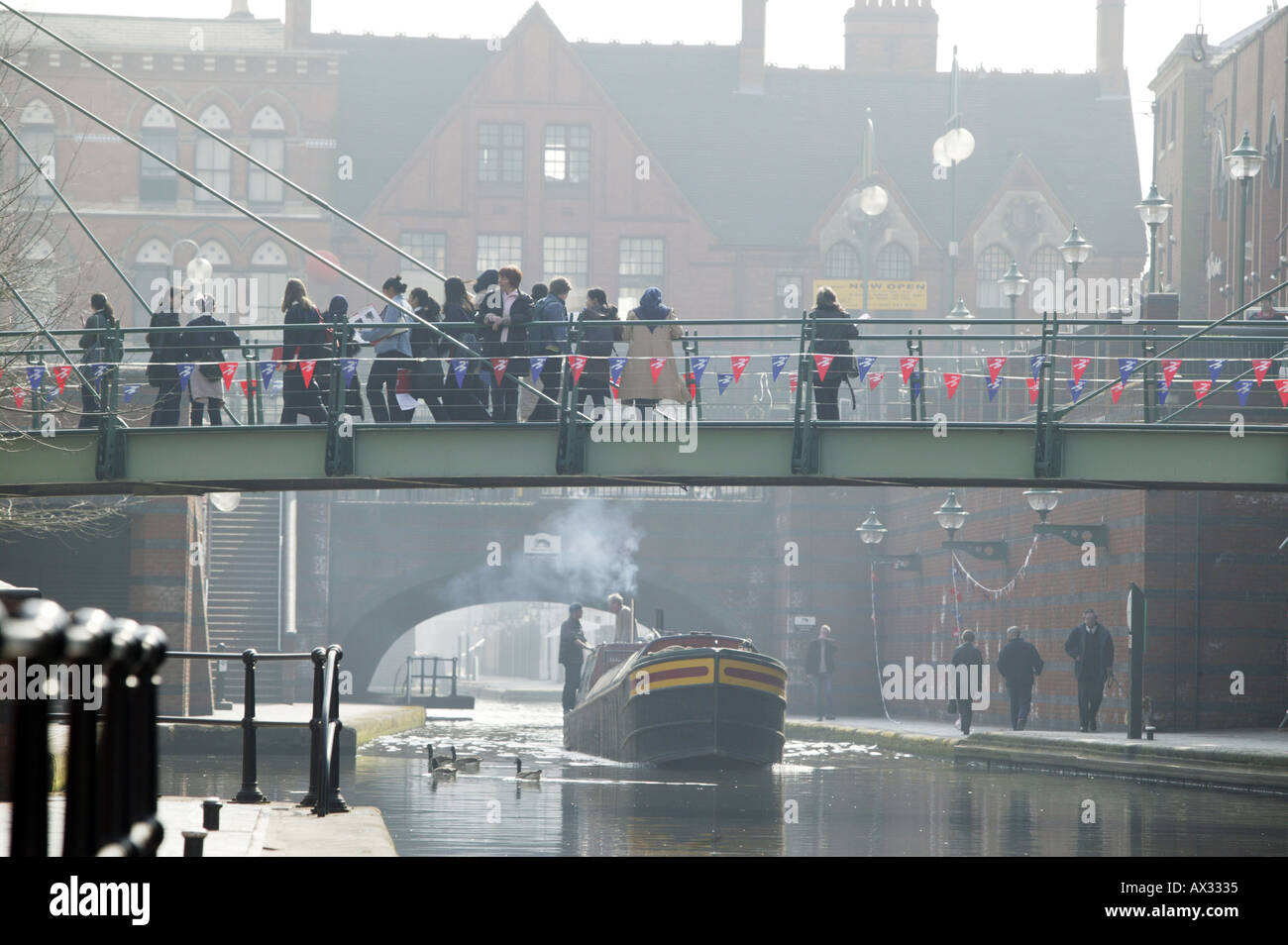 Ein Narrowboat auf dem Kanal bei Brindley Platz Birmingham UK Stockfoto