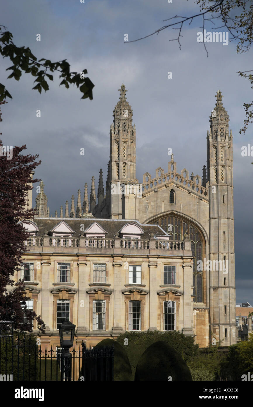 Kings College Kapelle thront über Clare College in Cambridge an einem stürmischen Frühling Nachmittag Stockfoto