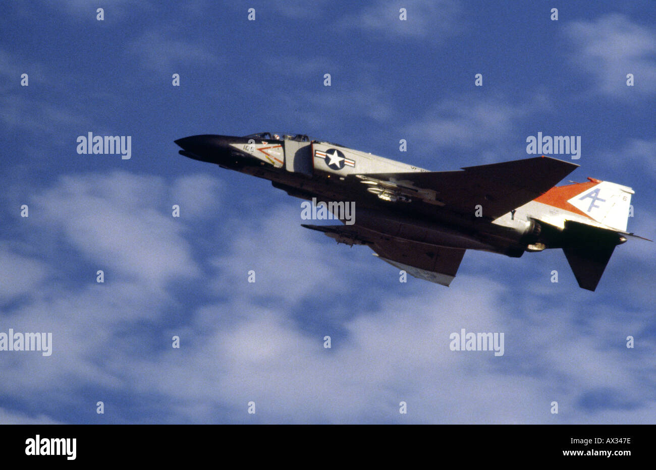 US Navy Reserve F4J Phantom II Kämpfer startet in voller Afterburnerfrom NAS Dallas in der Mitte der 1970er Jahre F-4 Stockfoto