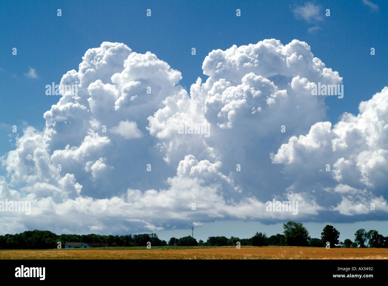 Stratocumulus-Wolken sind eine Gattung-Art von Low-Level-Wolke, die deutlichen vertikale Entwicklung haben kann. Stockfoto