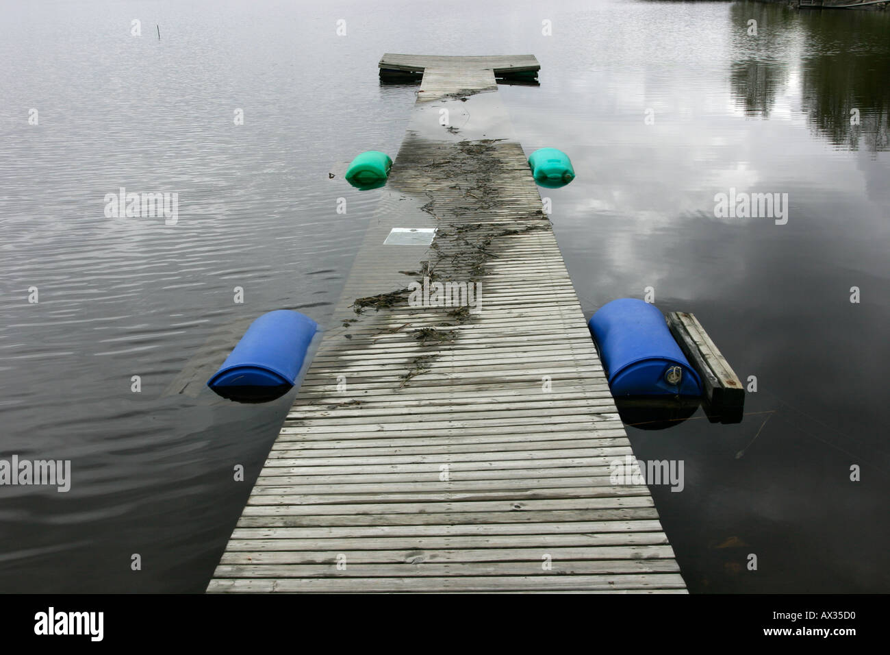 die Hälfte gesunken Holzsteg Stockfoto