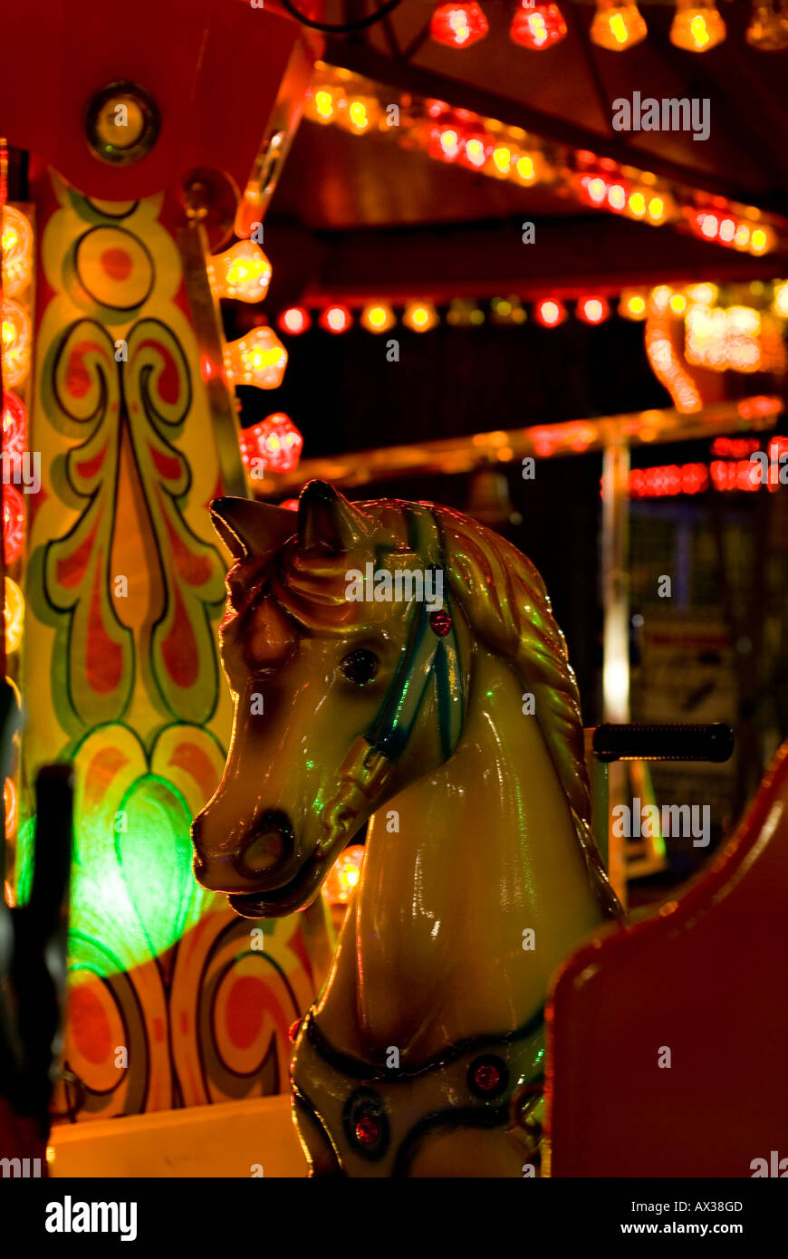 Karussell Pferd Reiten in Kirmes Stockfoto