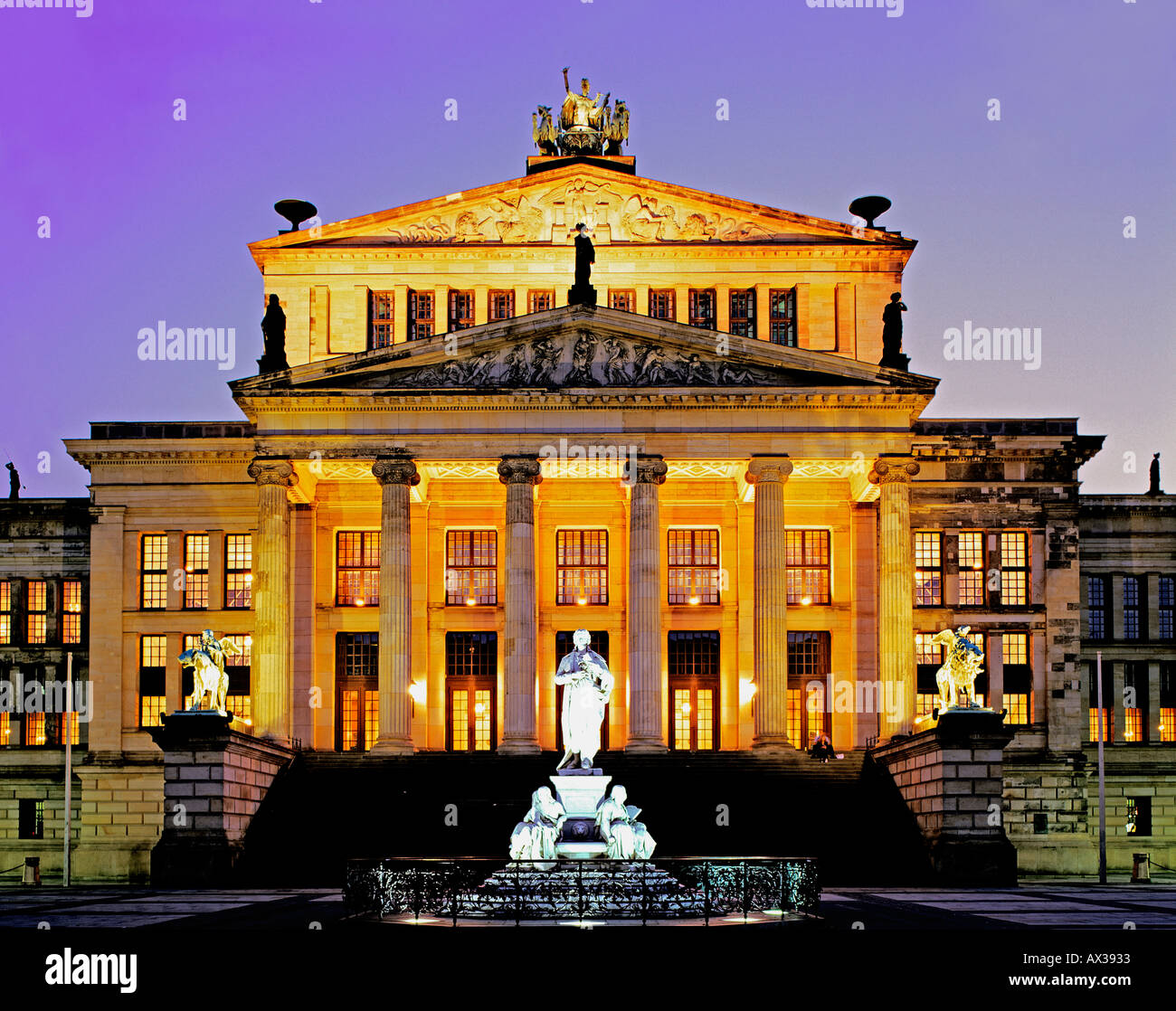 Berlin Mitte Gendarmen Markt Schauspielhaus Festival Oper Denkmal Schiller Denkmal im Freien Schuss auf Twilight Stockfoto
