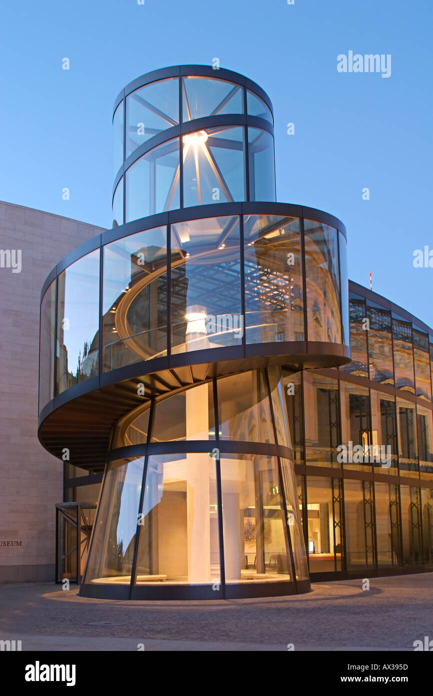Berlin neue deutsche Geschichte Museum Architekt Ieoh Ming Pei modernen Glas und Stahl Hintergrund Berliner Dom im Morgengrauen Stockfoto