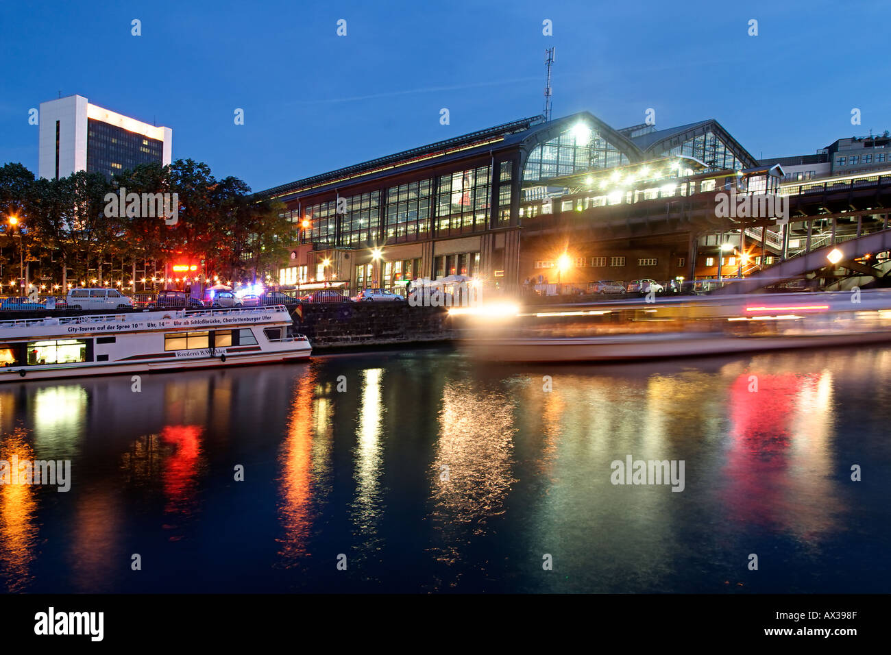 Berlin Railway Station Friedrichstrasse Ausflugsboote auf spree Stockfoto