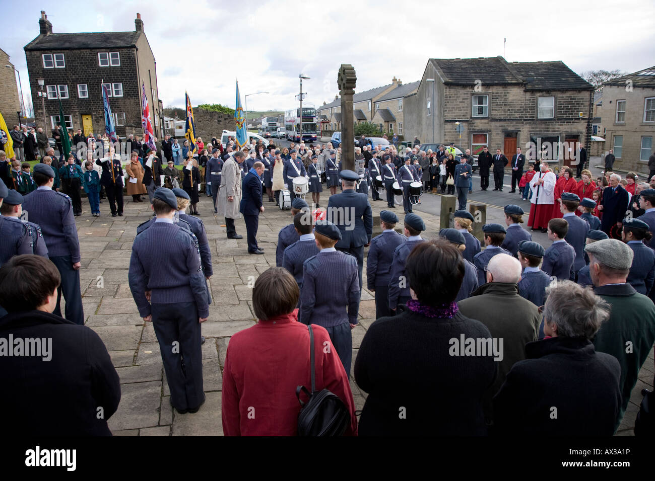 Menschenmenge (Männer, Frauen, uniformierte Organisationen) durch Kreuz versammelt (Gedenktag, 2 Minuten Schweigen) - Leeds West Yorkshire, England Stockfoto