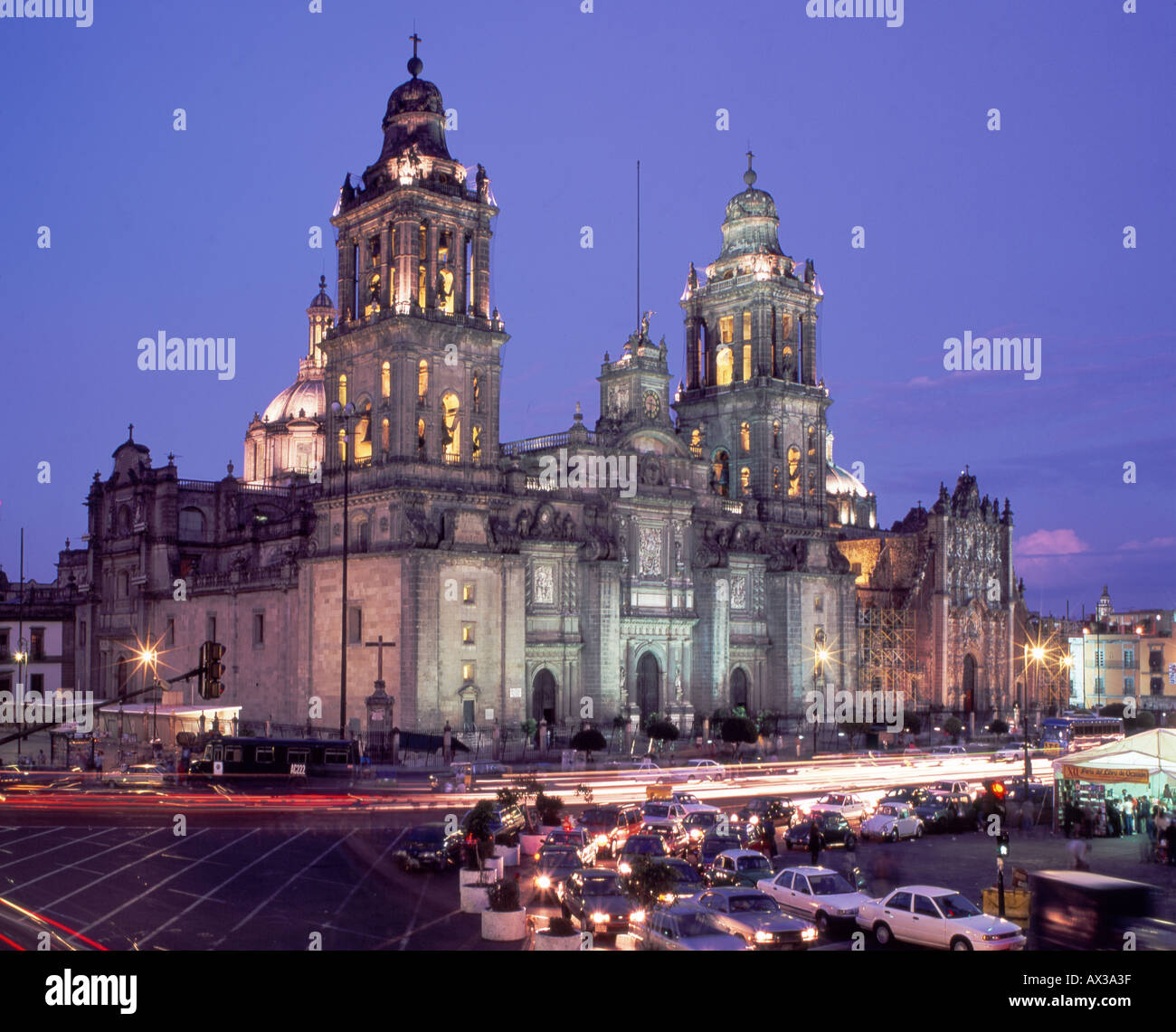 Mexico City Plaza Zócalo und der Kathedrale in Mexiko-Stadt während der Abenddämmerung Rush Hour Blick von der Terasse des majestätischen Hotels Stockfoto
