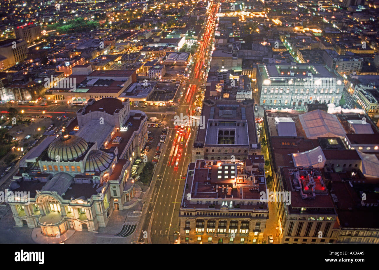 MEX-Mexiko-Mexiko-Stadt malerischen Blick von Torre Latinamericana 77m Palacio Bellas Artes linken Noth anzeigen Nacht erleuchtet Stockfoto