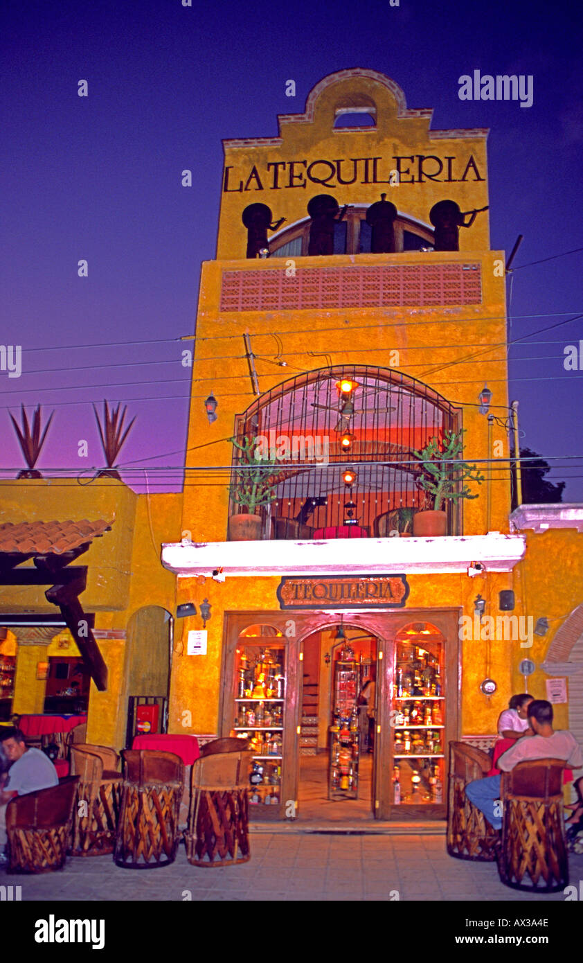 Playa del Carmen in Mexiko Tequileria Cocktail im freien Fassade Personen Stockfoto