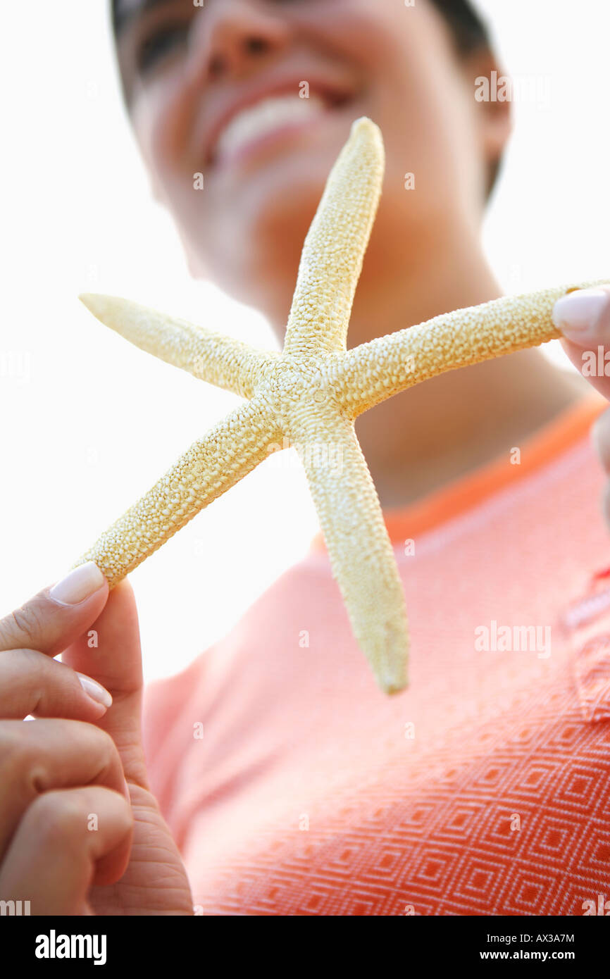Frau Holding Seestern Stockfoto